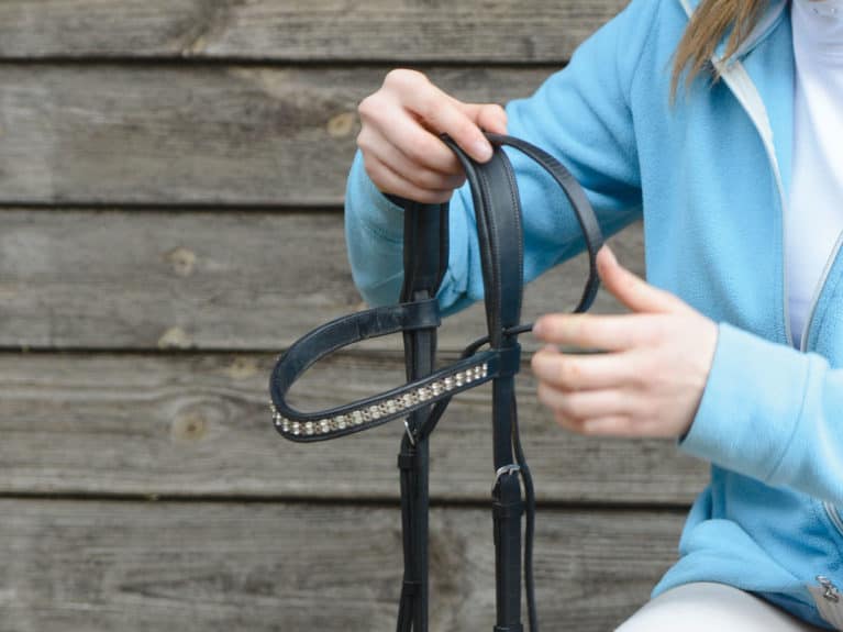 Attaching the noseband to a bridle